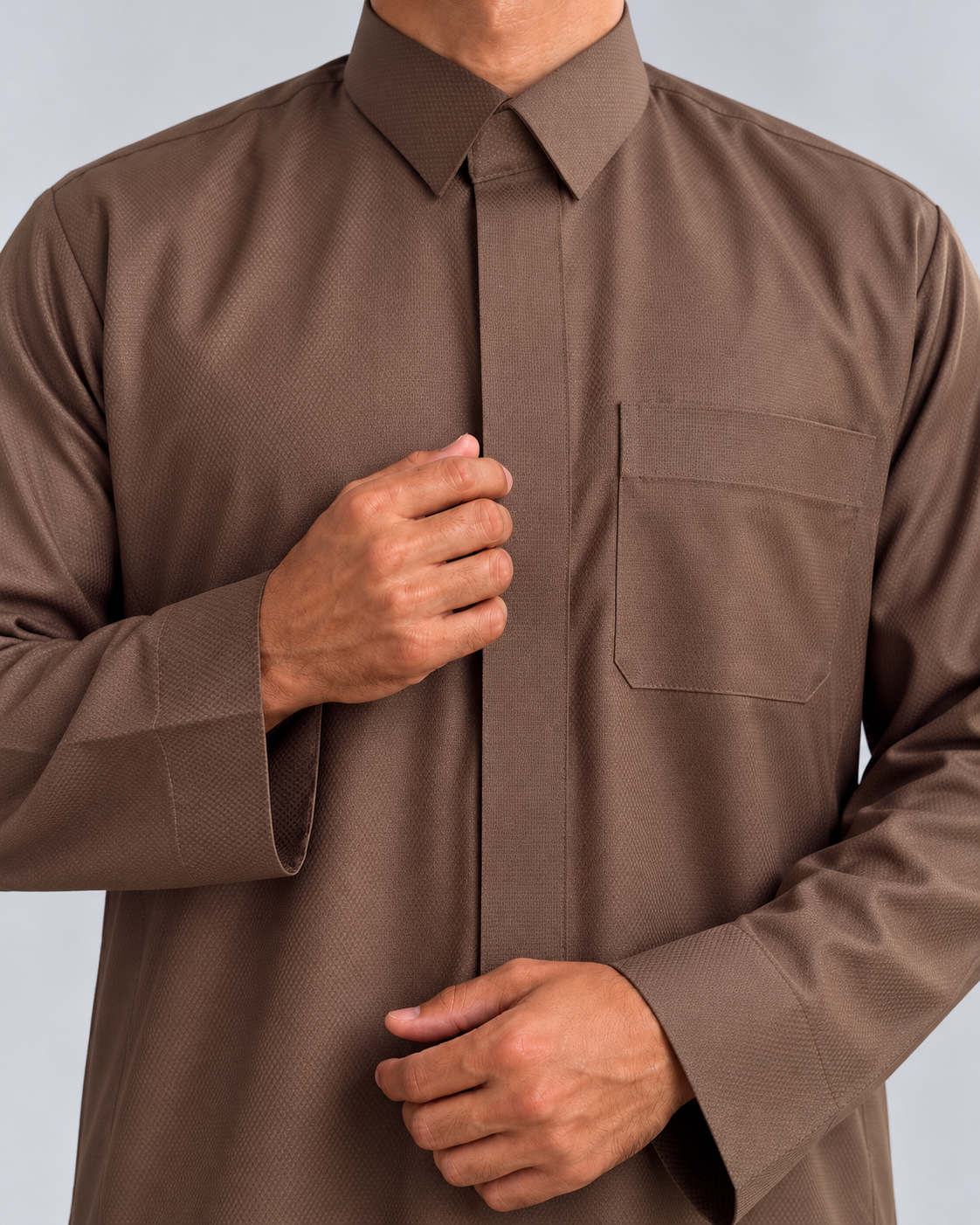 Qamis Prestige Damier marron, détails du tissu, du col, de la poche et des poignets
