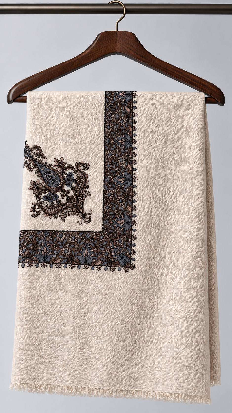 shemagh yemenite sable marron bleu — Sur cintre en bois foncé