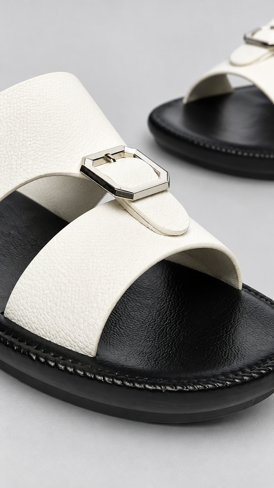 sandales emiraties blanc — Boucle et finitions