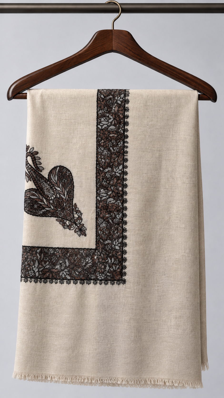 shemagh yemenite sable noir coeur — Sur cintre en bois foncé