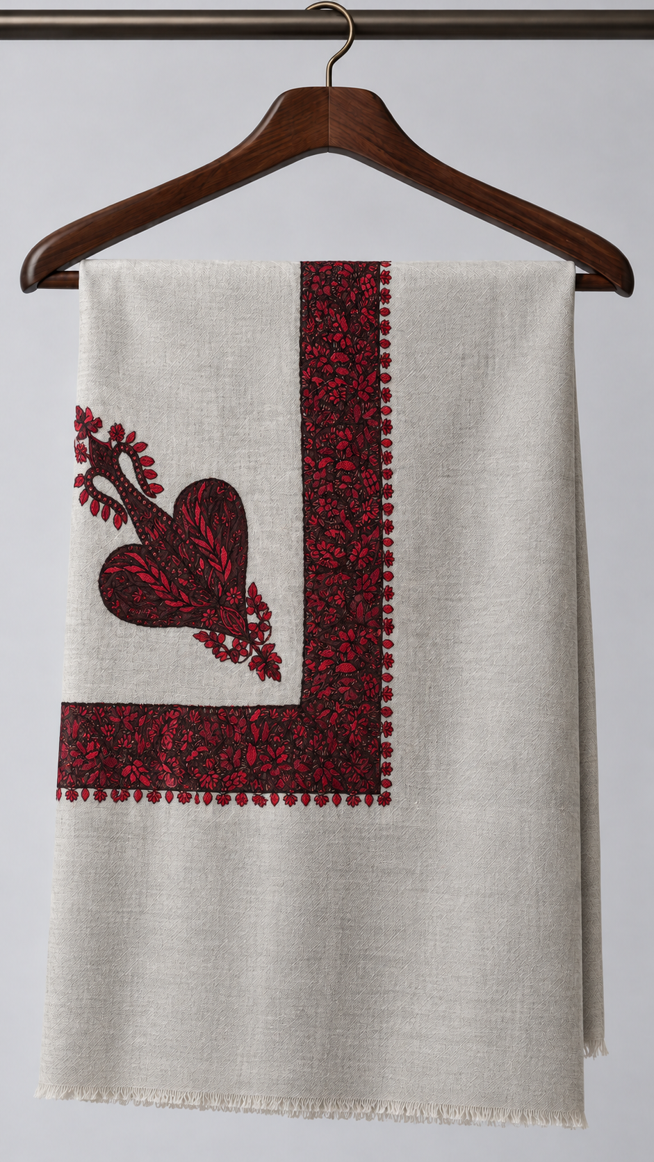 shemagh yemenite sable rouge scintillant 4b — Sur cintre en bois foncé
