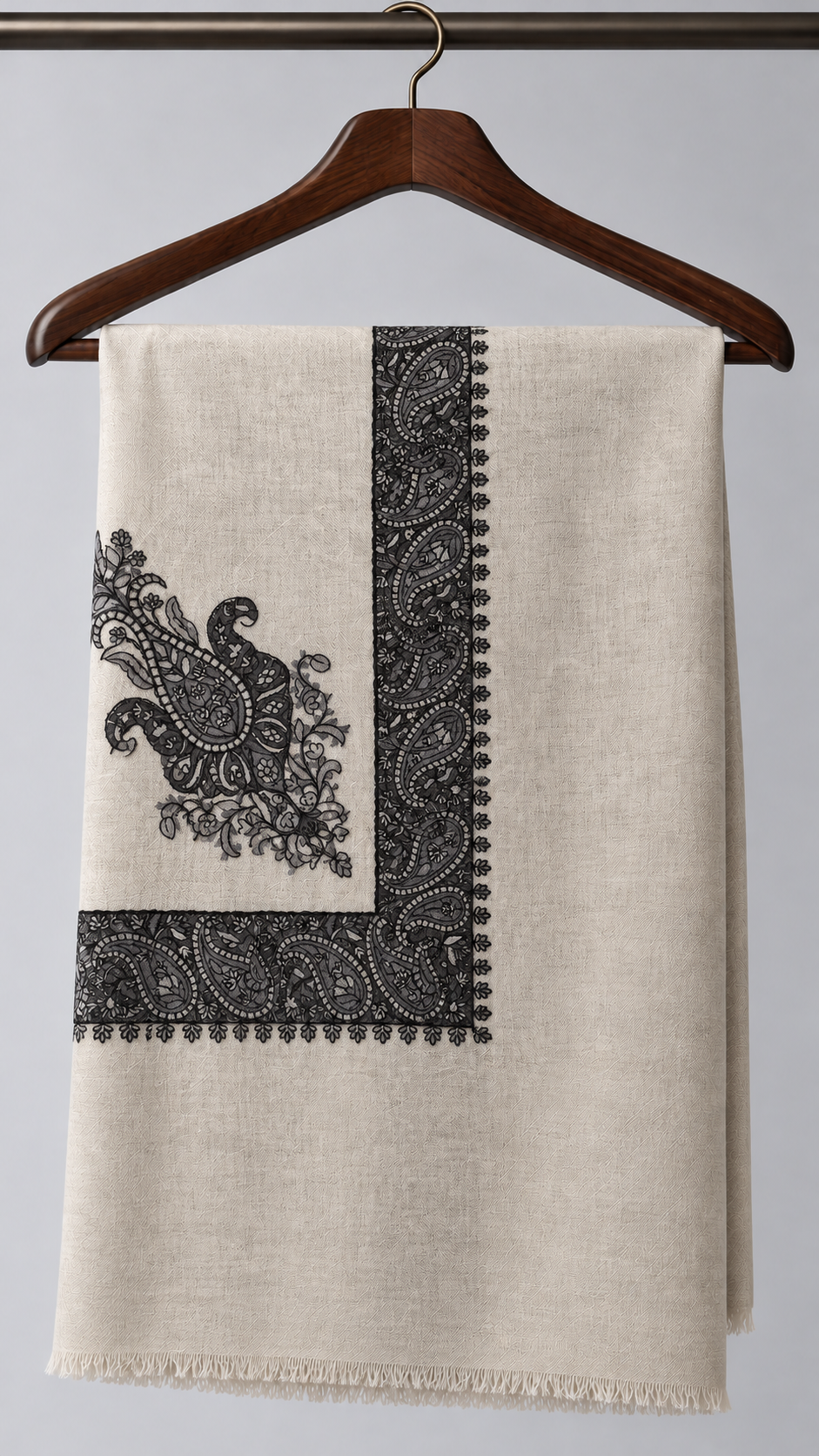 shemagh yemenite sable noir gris — Sur cintre en bois foncé