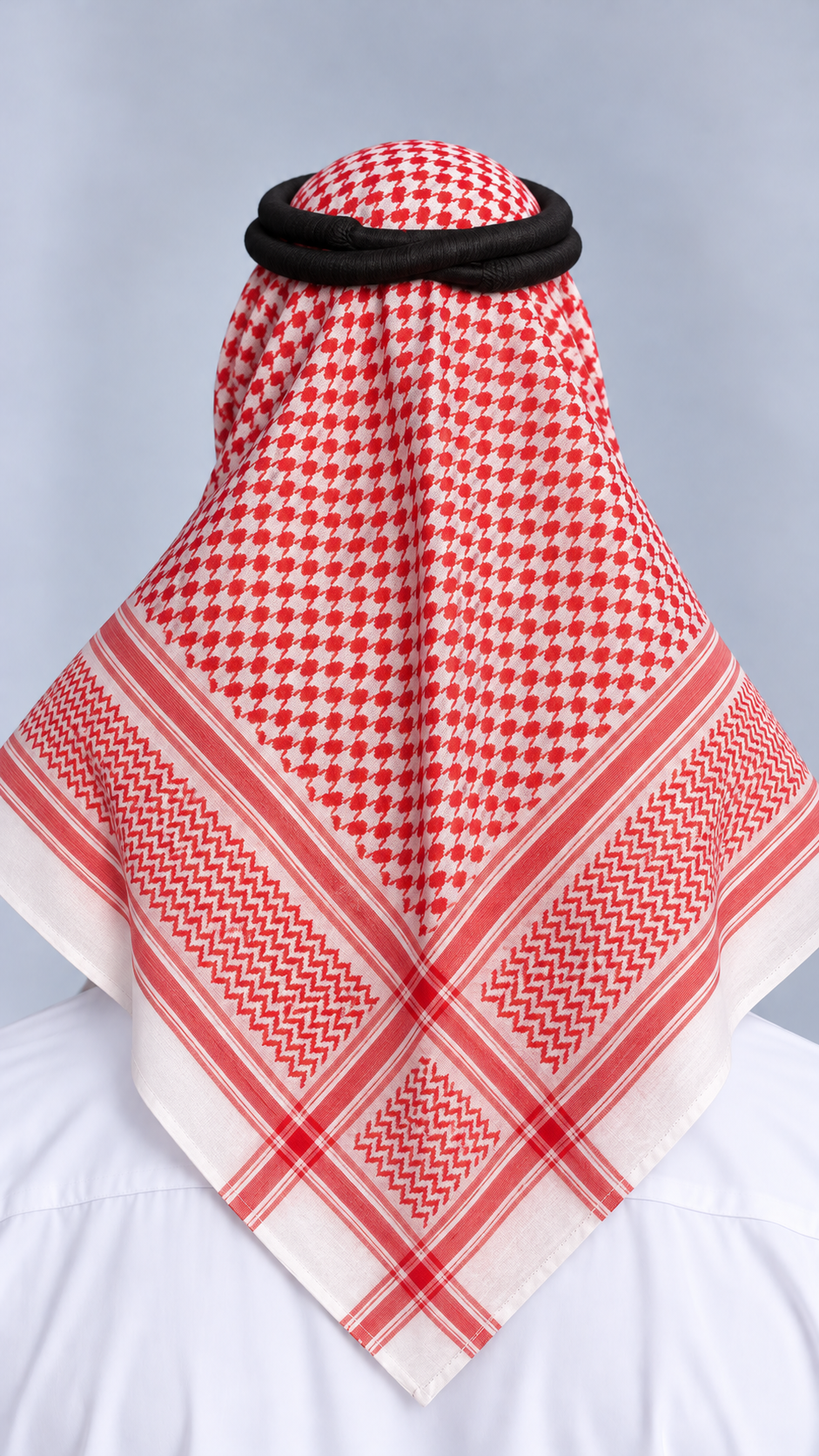 shemagh saoudien rouge blanc — Arrière légèrement tourné