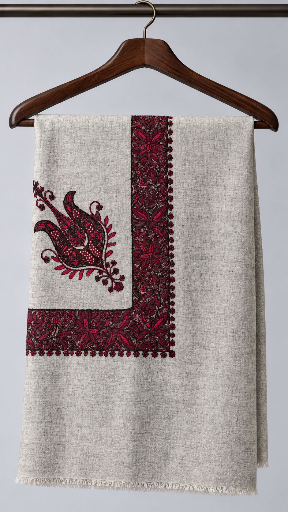 shemagh yemenite sable rouge scintillant 4a — Sur cintre en bois foncé