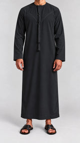 Qamis emiratí clásico negro