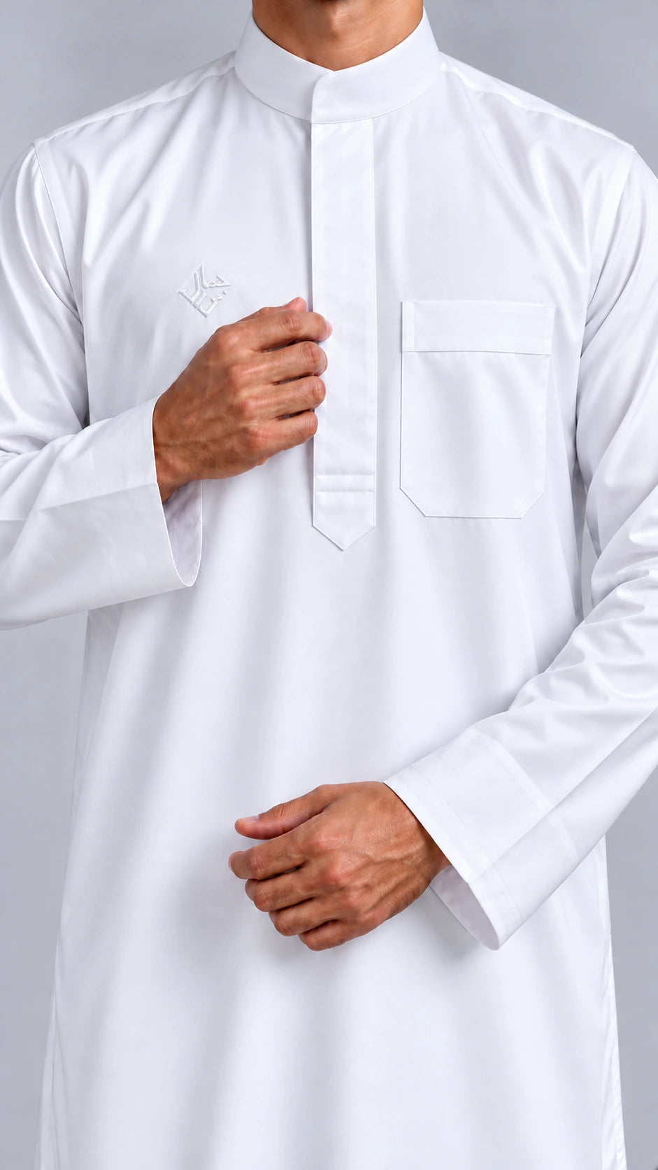 Qamis Koweïti JZ blanc — details sur mannequin, studio gris.