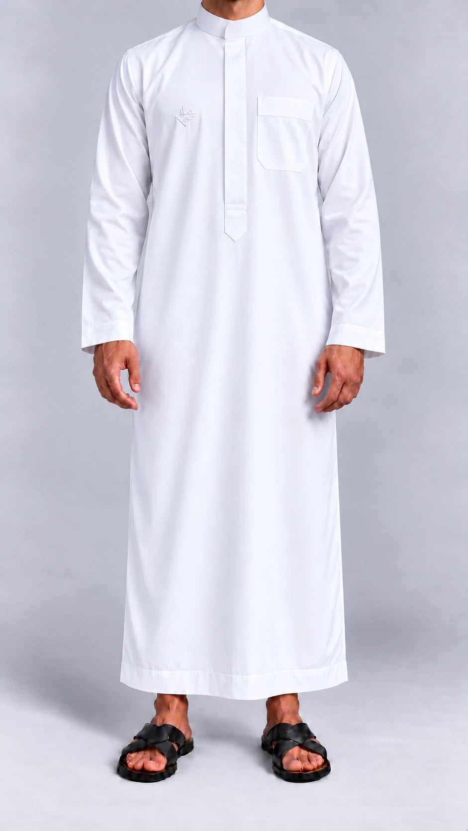 Qamis Koweïti JZ blanc — face sur mannequin, studio gris.