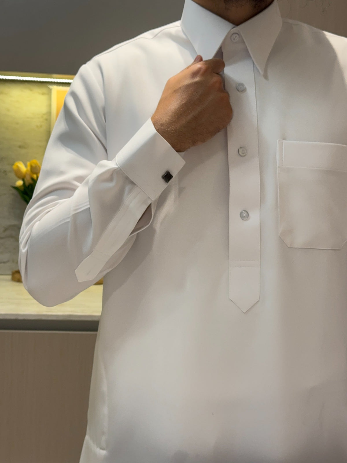 Qamis Qatari Original blanc - photo reelle de face avec poignet et bouton de manchette