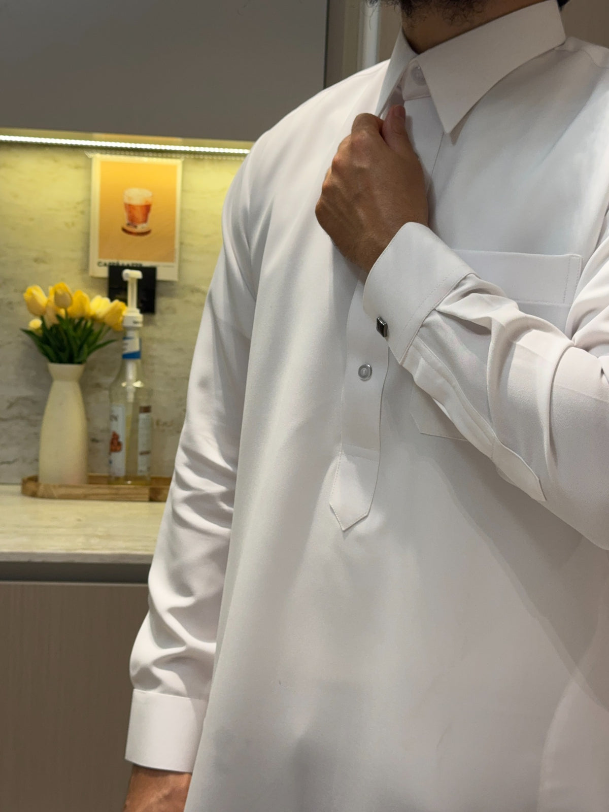 Qamis Qatari Original blanc - photo reelle de trois quarts avec detail du poignet