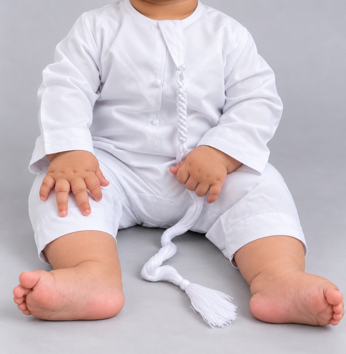 Qamis Émirati bébé blanc, vue de face