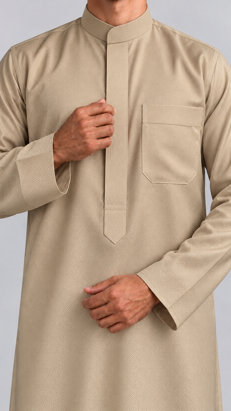 Qamis Koweiti Prestige à damier doré — Détails du tissu, du col, de la fermeture et des poignets